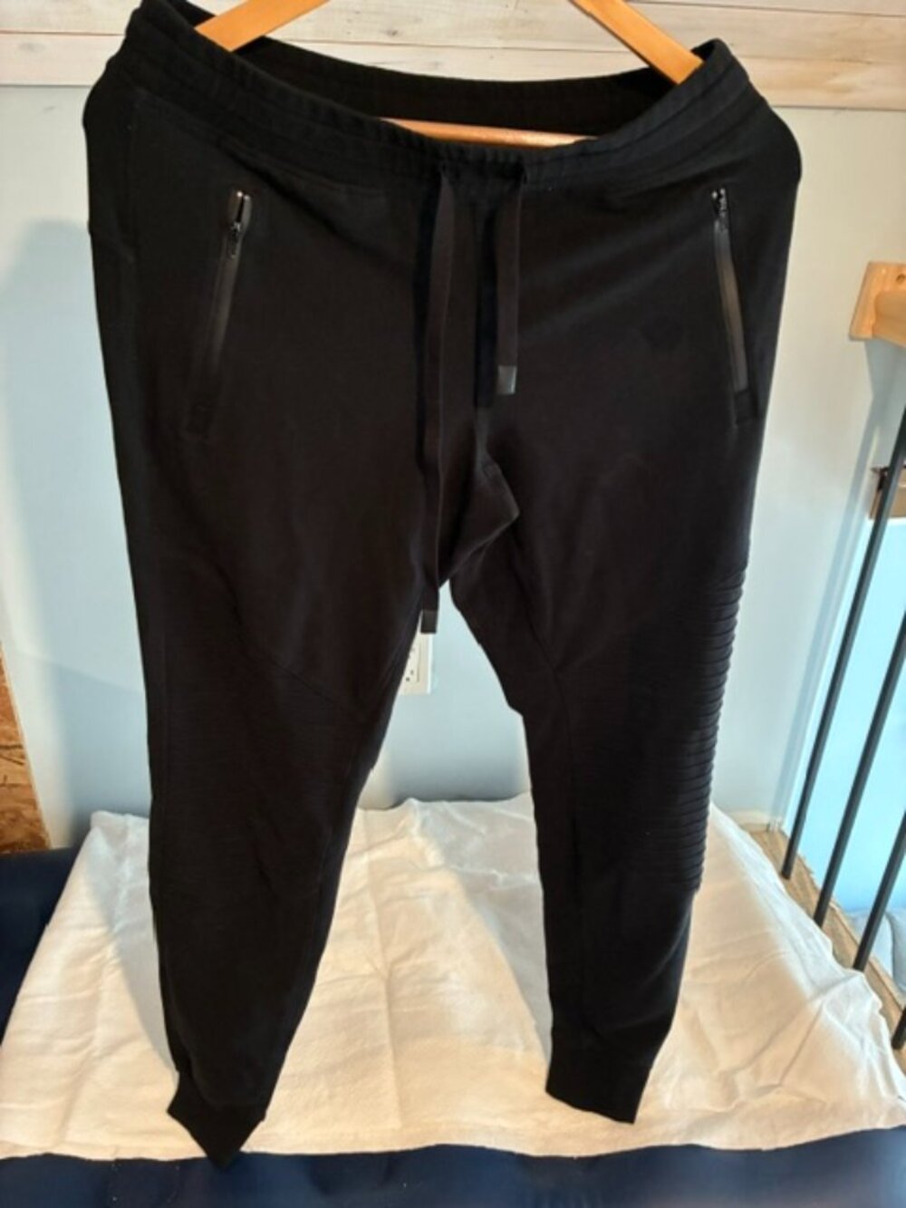 ALO yoga moto joggers, size M